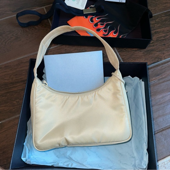 Re-Nylon Prada Re-Edition 2000 mini bag Cream Shoulder Bag with Signature Logo - Picture 9 of 12